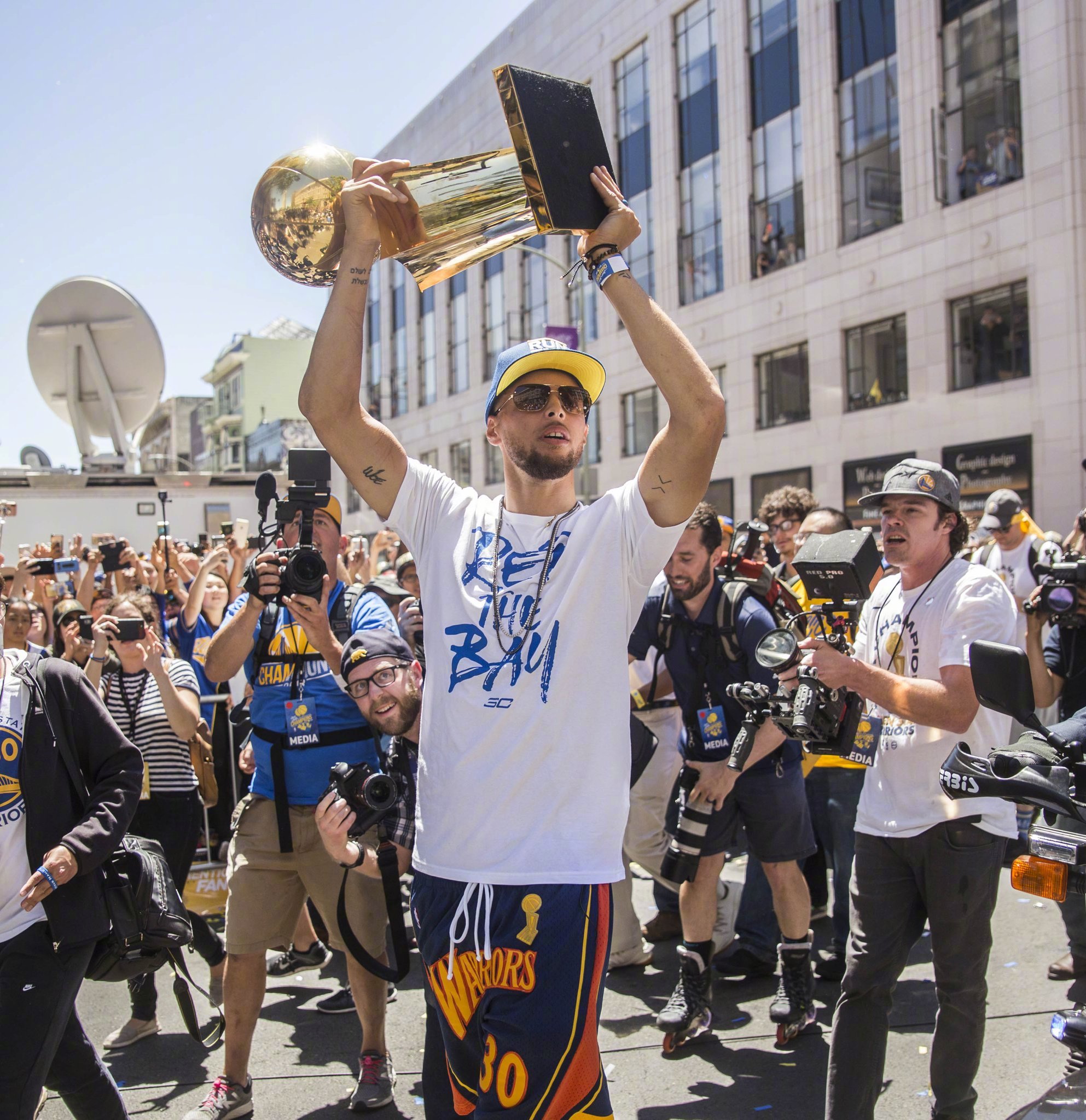 东契奇加盟湖人5场内就达成三双，队史第4人.