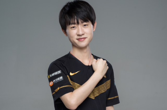 哈登生涯总得分超越摩西-马龙 距历史前十仅一步之遥.